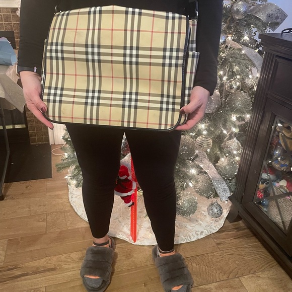 100% authentic Burberry diaper bag. - Picture 2 of 10